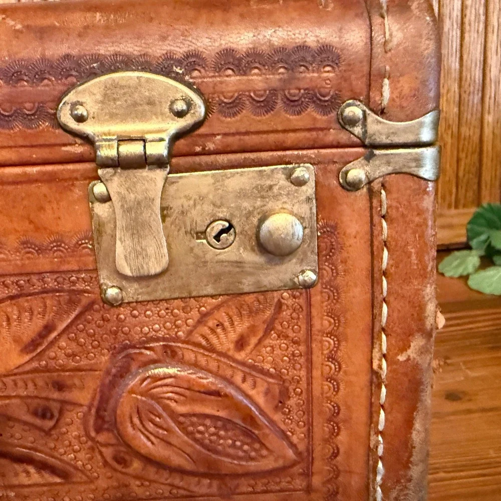 Flores Hand Tooled Leather Train Case Women Med Tan Good Vintage Floral Mexico